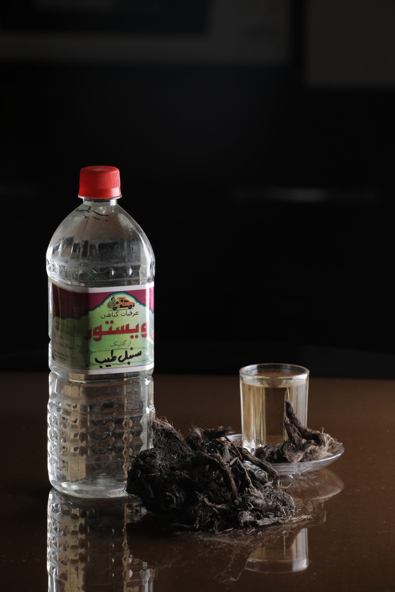 بطری عرق سنبل‌الطیب طبیعی با خاصیت خواب‌آور و آرام‌بخش اعصاب