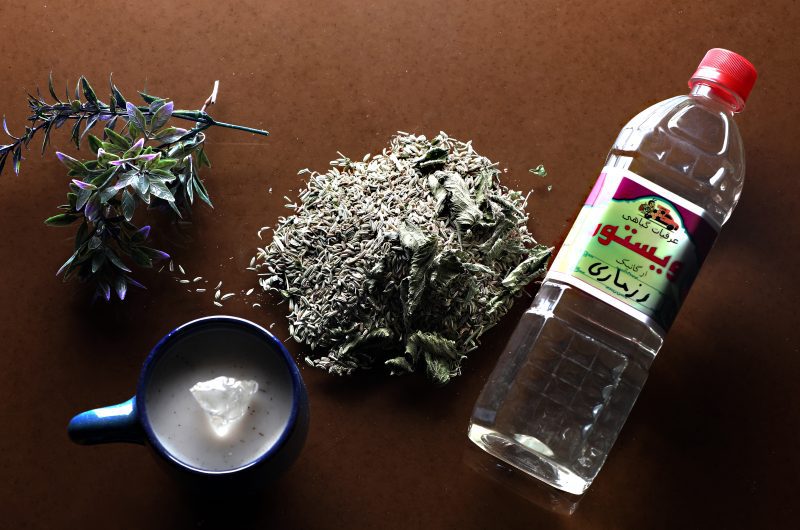 بطری عرق رزماری ویستور یک لیتری با طراحی سنتی و غلظت بالا
